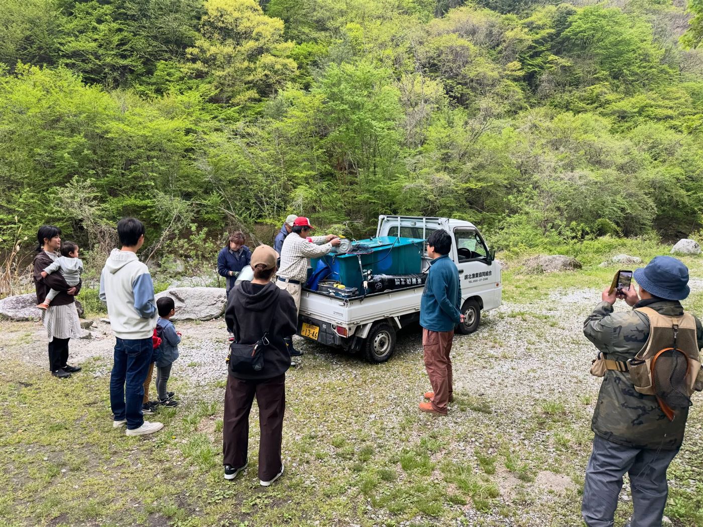 スタッフと参加者が集まる様子