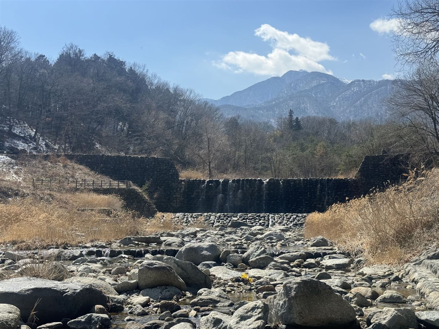 尾白川と甲斐駒ヶ岳の眺め