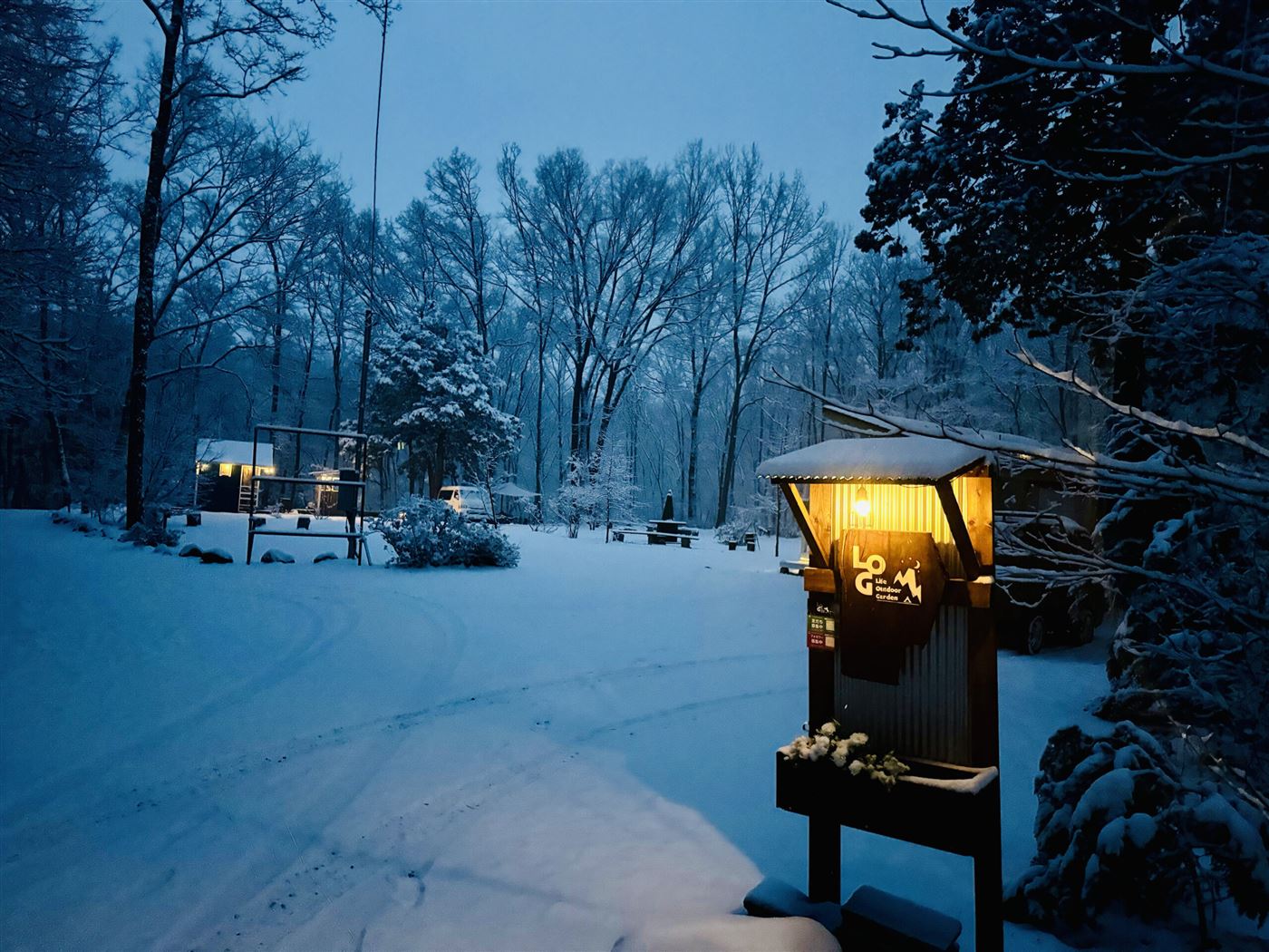 雪景色の管理棟